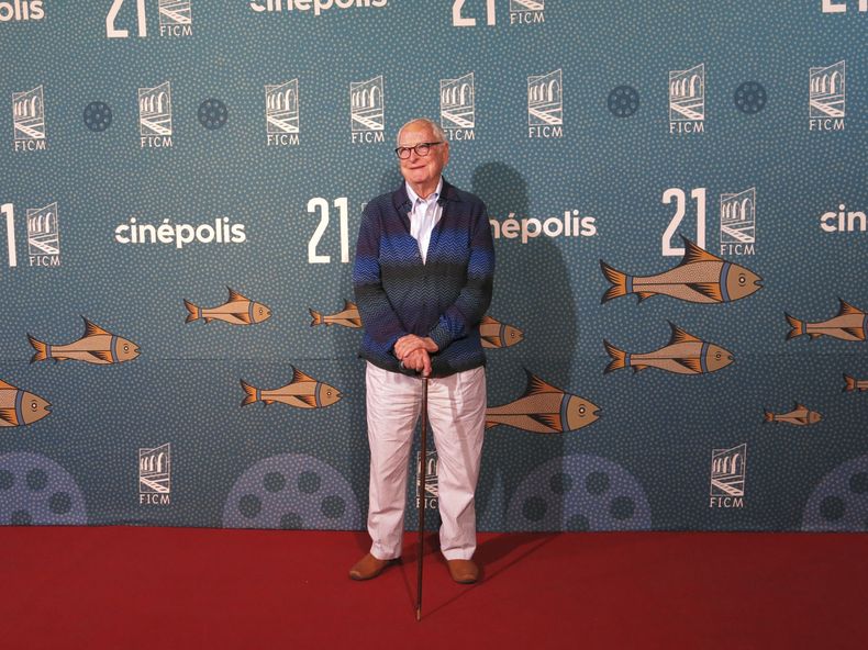 El director y guionista estadounidense James Ivory posa en la alfombra roja de su documental A Cooler Climate en el Festival Internacional de Cine de Morelia en Morelia, México, el 24 de octubre de 2023. (Foto AP/Berenice Bautista)