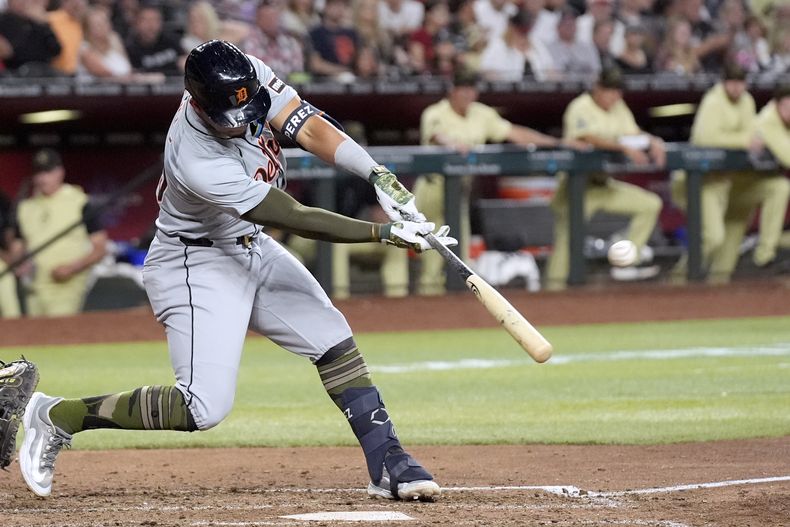 El dominicano Wenceel Pérez, de los Tigres de Detroit, batea un triple de tres carreras ante los Diamondbacks de ARizona, el sábado 18 de mayo de 2024 (AP Foto/Ross D. Franklin)