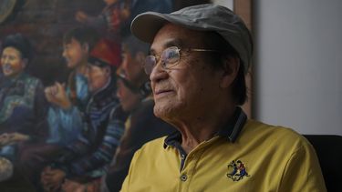 Zeng Fanzhi, un arquitecto jubilado convertido en artista, durante una entrevista en su estudio en Shenzhen, en el sur de China, en la provincia de Guangdong el martes 24 de octubre de 2023. Zeng retrató la política cero-COVID de China para capturar un momento único en la historia. (Foto AP/Dake Kang)