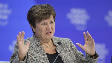 Kristalina Georgieva, directora en funciones del Fondo Monetario Internacional, participa en un panel de discusión en la Reunión Anual del Foro Económico Mundial, el 17 de enero de 2024, en Davos, Suiza. (AP Foto/Markus Schreiber, Archivo)
