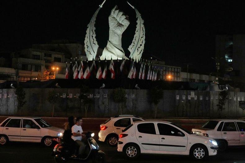 Varios vehículos pasan ante un monumento que muestra el puño cerrado del fallecido líder supremo iraní Alí Jamenei, asesinado en ataques de Estados Unidos e Israel el 28 de febrero, en la plaza de la Revolución Islámica en Teherán, Irán, el domingo 19 de julio de 2026. (AP Foto/Vahid Salemi)