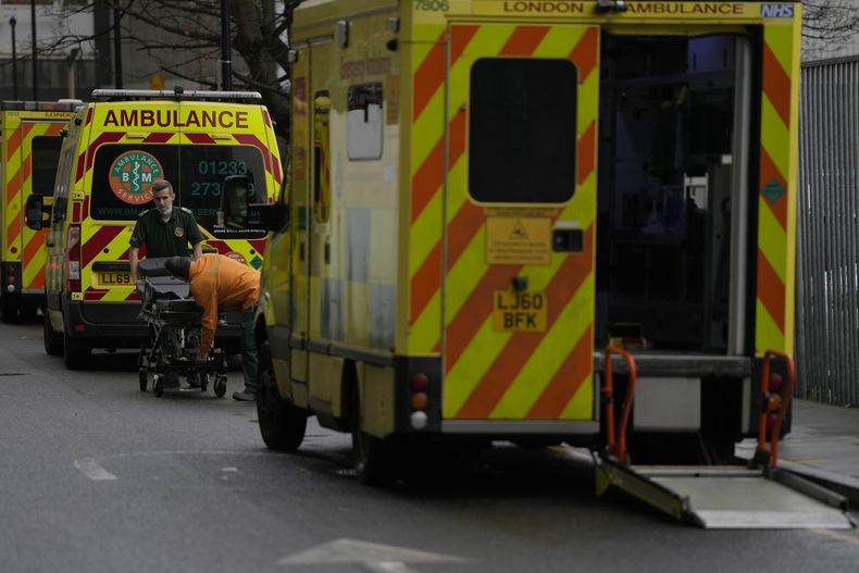 ARCHIVO -Personal de ambulancias ajustan una camilla afuera del Hospital Real en Londres, el 4 de enero de 2023. (AP Foto/Alastair Grant, archivo)