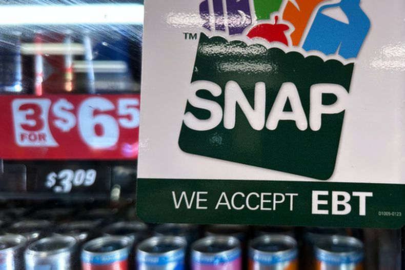 Una tienda acepta tarjetas de asistencia alimentaria en Riverwoods, Illinois, el 1 de noviembre del 2025. (AP foto/Nam Y. Huh)
