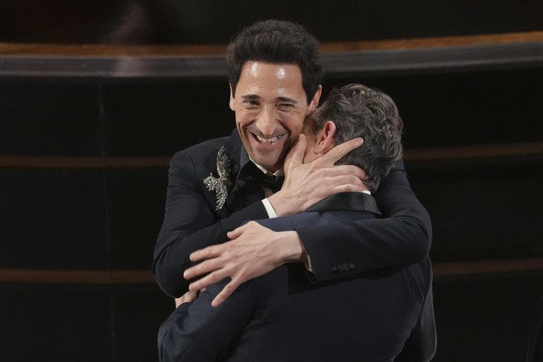 Adrien Brody, izquierda, abraza a Lol Crawley por ganar el premio a la mejor fotografía por The Brutalist durante los Oscar el domingo 2 de marzo de 2025 en el Teatro Dolby de Los Ángeles. (Foto AP/Chris Pizzello)