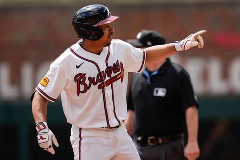 Drake Baldwin de los Bravos de Atlanta celebra su doble remolcador en la cuarta entrada ante los Atléticos el miércoles primero de abril del 2026. (AP Foto/Mike Stewart)
