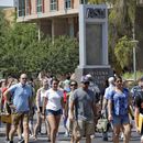 Peatones cruzan una calle en el campus de la Universidad Estatal de Arizona, el 25 de julio de 2018, en Tempe, Arizona. (AP Foto/Matt York, Archivo)