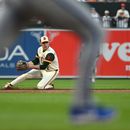 El campocorto de los Orioles de Baltimore, Gunnar Henderson, fildea un rodado antes de completar una doble matanza ante una pelota bateada por Nick Loftin, de los Reales de Kansas City (no aparece en la foto), durante la segunda entrada de un partido de béisbol, el viernes 10 de julio de 2026, en Baltimore. (Foto AP/Steve Ruark)