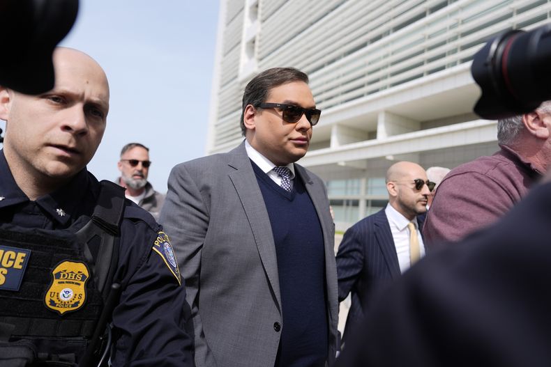 El exrepresentante George Santos llega a un tribunal federal para su audiencia de sentencia, el viernes 25 de abril de 2025, en Central Islip, Nueva York. (AP Foto/Julia Demaree Nikhinson)