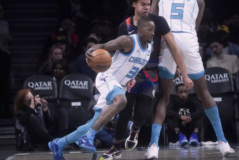 Terry Rozier de los Hornets de Charlotte driblea el balón en el encuentro ante los Nets de Brooklyn el jueves 30 de noviembre del 2023. (AP Foto/Bebeto Matthews)