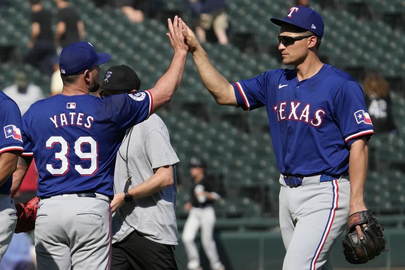 El lanzador relevista de los Rangers de Texas, Kirby Yates, a la izquierda, celebra con Corey Seager después de que los Rangers derrotaron 2-1 a los Medias Blancas de Chicago en Chicago, el jueves 29 de agosto de 2024. (AP Foto/Nam Y. Huh)