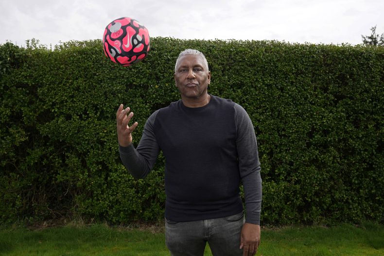 El retirado futbolista inglés Ricky Hill posa para un foto, el 20 de marzo de 2024, en Luton, Inglaterra. (AP Foto/Kin Cheung)