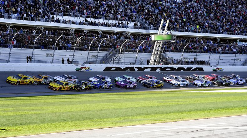 ARCHIVO - Los bólidos compiten en las 500 Millas de Daytona de la serie NASCAR, el 19 de febrero de 2024 (AP Foto/John Raoux, archivo)