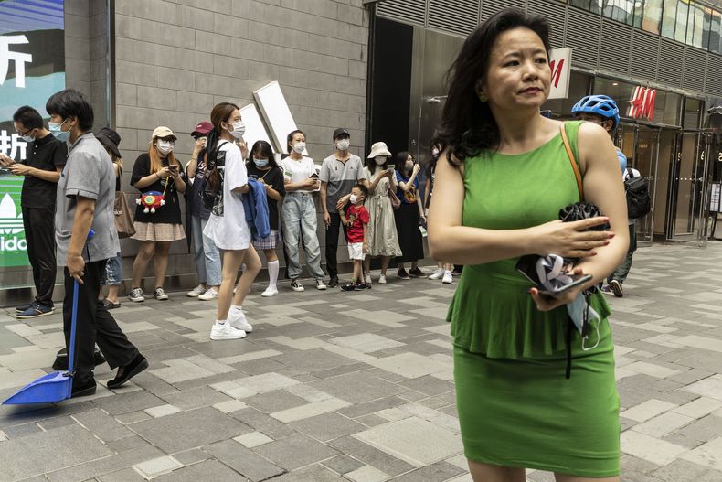 En esta imagen de archivo, Cheng Lei, una periodista australiana nacida en China que trabaja para CGTN, el canal de la televisora estatal china, China Central Television, en inglés, durante un acto público en Beijing, el 12 de agosto de 2020. (AP Foto/Ng Han Guan, archivo)