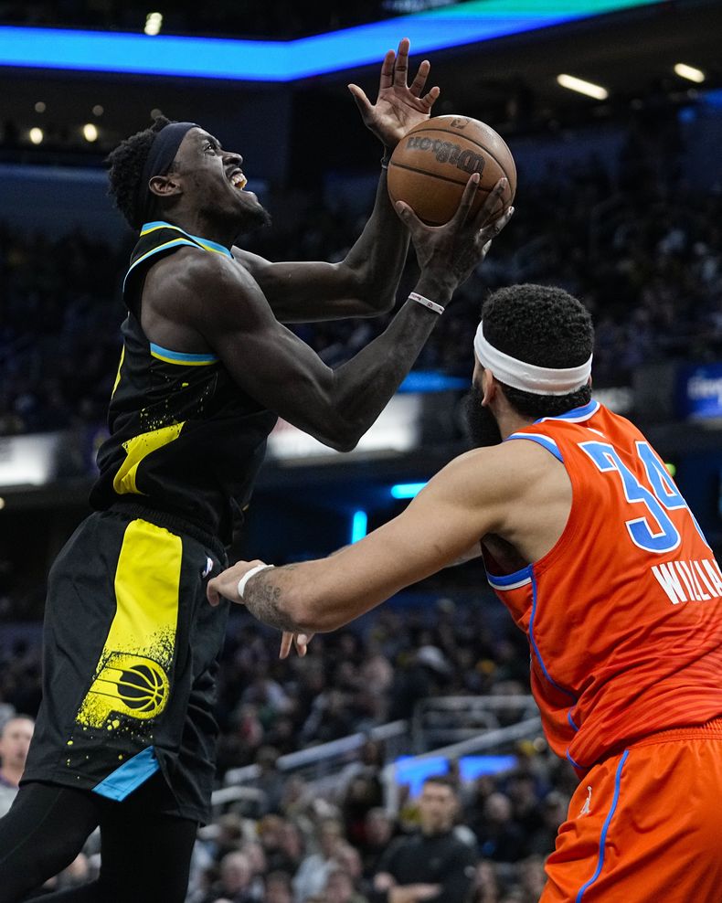 Pascal Siakam, de los Pacers de Indiana, recibe una falta de Kenrich Williams, al disparar en el partido del viernes 5 de abril de 2024 (AP Foto/Darron Cummings)