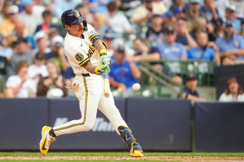 Joey Ortiz, de los Cerveceros de Milwaukee, batea un doble automático durante la sexta entrada del juego de béisbol de Grandes Ligas contra los Mets de Nueva York, el miércoles 22 de julio de 2026, en Milwaukee. (AP Foto/Kayla Wolf)
