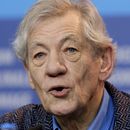 ARCHIVO - El actor Sir Ian McKellen habla durante la conferencia de prensa de la película Mr. Holmes en el Festival de Cine de Berlín 2015 en Berlín, Alemania, el 8 de febrero de 2015. McKellen no podrá participar en una gira de teatro tras sufrir una caída en un escenario el 17 de junio de 2024. McKellen interpretaba a John Falstaff en una producción de Player Kings en el Teatro Noel Coward. (Foto AP/Michael Sohn, archivo)