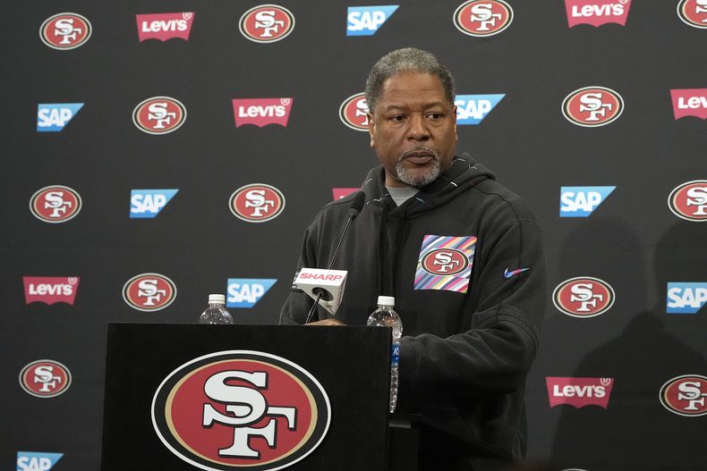 El coordinador defensivo de los 49ers de San Francisco Steve Wilks habla con los reporteros tras el entrenamiento del equipo en Santa Clara, California el viernes 2 de febrero del 2024. (AP Foto/Tony Avelar)