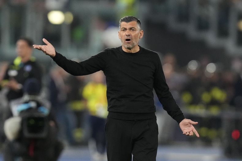 El entrenador del Milan Sergio Conceicao reacciona durante la final de la Copa de Italia ante el Bologna en el Estadio Olímpico de Roma el miércoles 14 de mayo del 2025. (AP Foto/Gregorio Borgia)