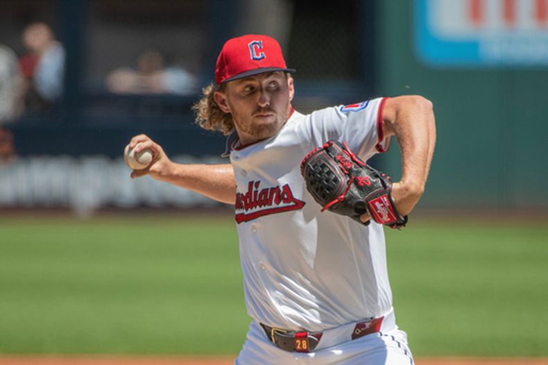 El lanzador abridor de los Guardianes de Cleveland, Tanner Bibee, realiza un lanzamiento durante la primera entrada de un partido de béisbol contra los Medias Rojas de Boston, el domingo 31 de mayo de 2026, en Cleveland. (Foto AP/Phil Long)