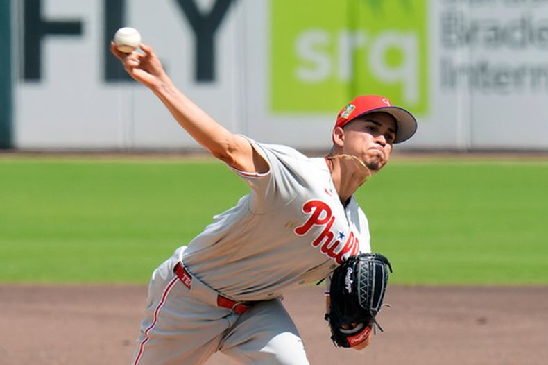 El pitcher de los Filis de Filadelfia Jean Cabrera lanza en la primera entrada del juego de exhibición ante los Piratas de Pittsburgh el viernes 6 de marzo del 2026. (AP Foto/Chris OMeara)