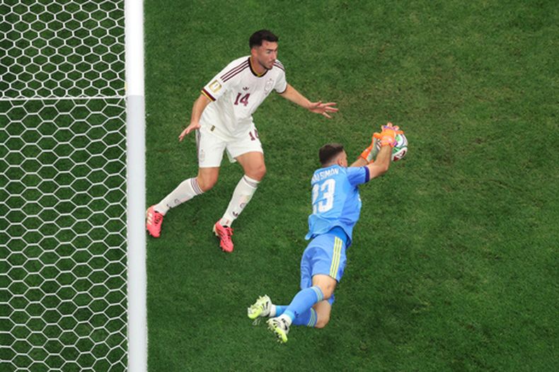 Unai Simón, arquero de España, tapa un tiro de Portugal en el duelo de octavos de final disputado el lunes 6 de julio de 2026 en Arlington, Texas (AP Foto/Sam Hodde)