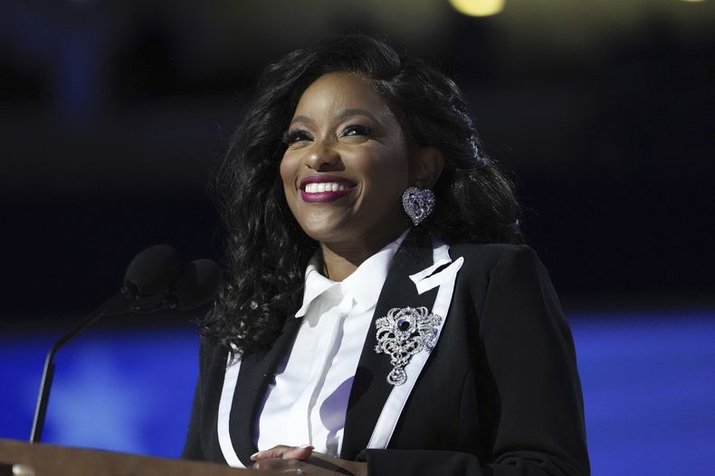 ARCHIVO - La representante Jasmine Crockett, demócrata de Texas, habla durante la Convención Nacional Demócrata el lunes 19 de agosto de 2024, en Chicago. (Foto AP/Paul Sancya, archivo)