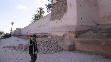 Un hombre pasa junto a un tramo dañado de la muralla de la histórica Medina de Marrakech tras un potente sismo registrado en Marruecos, el 9 de septiembre de 2023. (AP Foto/Mosaab Elshamy)