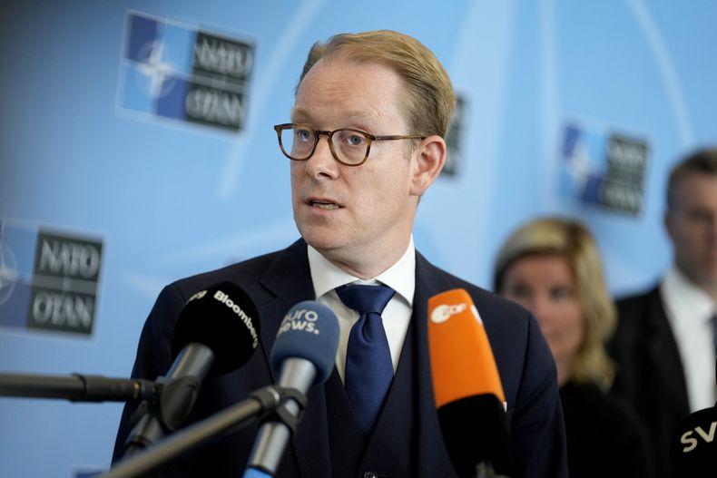 El ministro sueco del Exterior, Tobias Billstrom, habla en conferencia de prensa en la sede de la OTAN en Bruselas, el jueves 6 de julio de 2023. (AP Foto/Virginia Mayo)