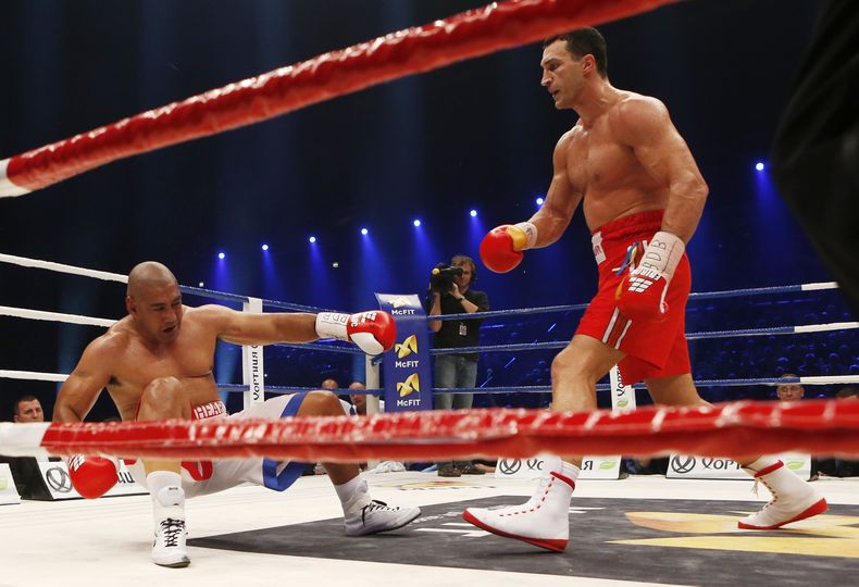 El campe&oacute;n mundial de peso completo de la FIB, AMB, OMB, OIB, el ucraniano Wladimir Klitschko derriba al retador australiano Alex Leapai durante el combate celebrado el s&aacute;bado 26 de abril de 2014 en Oberhausen, Alemania. (AP Photo/Frank Augs
