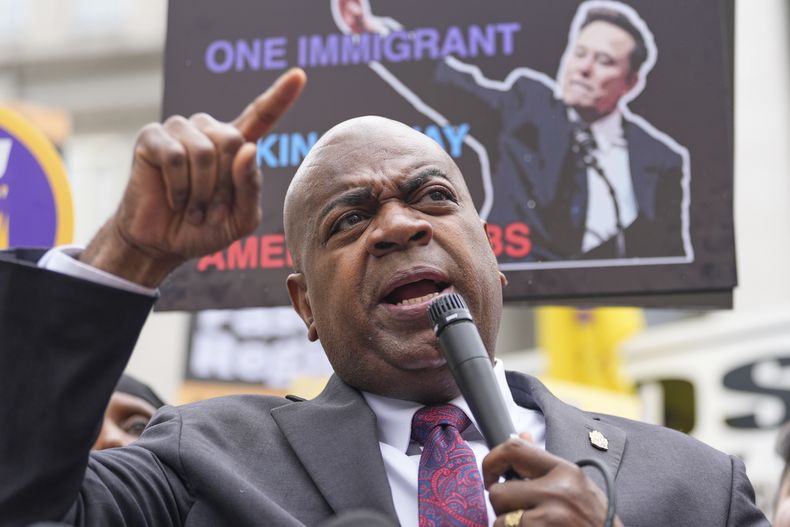 El alcalde de Newark Ras Baraka le habla a partidarios tras asistir a tribunales en Newark, Nueva Jersey, el 15 de mayo del 2025. (AP foto/Seth Wenig)