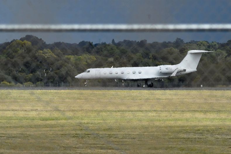 Un avión que traslada a pasajeros del crucero MV Hondius, afectado por un brote de hantavirus, llega a la base aérea militar de Pearce en Perth, Australia, procedente de Holanda, el 15 de mayo de 2026. (Aaron Bunch/AAP Image via AP)