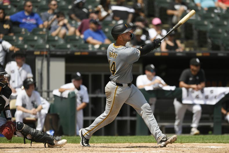 Joey Bart, de los Piratas de Pittsburgh observa su jonrón de tres carreras durante la cuarta entrada del juego de béisbol ante los Medias Blancas de Chicago, el domingo 14 de julio de 2024, en Chicago. (AP Foto/Paul Beaty)