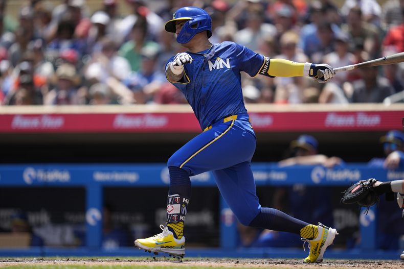 El puertorriqueño José Miranda de los Mellizos de Minnesota batea un sencillo remolcador en la segunda entrada del encuentro ante los Astros de Houston el sábado 6 de julio del 2024. (AP Foto/Abbie Parr)