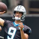 ARCHIVO - Foto del 9 de junio del 2026, el quarterback de los Panthers de Carolina Bryce Young pasa el balón en una sesión de práctica. (AP Foto/Nell Redmond, Archivo)