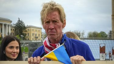 Ryan Wesley Routh participa en un mitin en el centro de Kiev, Ucrania, el sábado 30 de abril de 2022. (Foto AP/Efrem Lukatsky)
