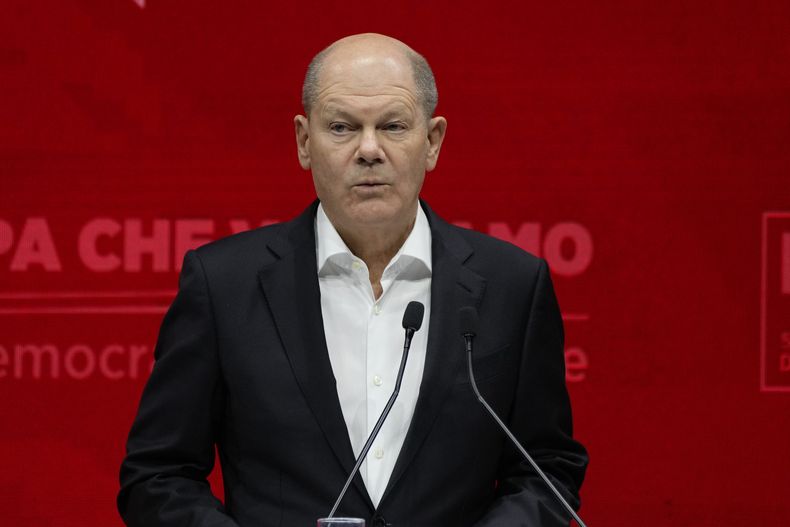 El canciller alemán Olaf Scholz pronuncia un discurso durante un evento en Roma, el sábado 2 de marzo de 2024. (AP Foto/Alessandra Tarantino)
