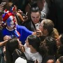 El actor Tom Cruise, izquierda, se toma fotos con fans mientras asiste a la ronda de clasificación de gimnasia artística femenina en los Juegos Olímpicos de Verano de 2024, el domingo 28 de julio de 2024, en París, Francia. (Foto AP/Morry Gash)