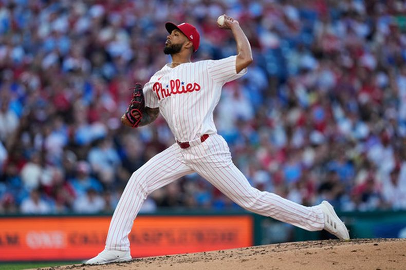 Cristopher Sánchez, de los Filis de Filadelfia, trabaja durante la tercera entrada del juego de béisbol de Grandes Ligas contra los Padres de San Diego, el miércoles 3 de junio de 2026, en Filadelfia. (AP Foto/Matt Slocum)