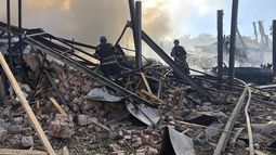 En esta imagen, distribuida por el Servicio de Emergencias de Ucrania, operarios trabajan en la extinción de un incendio tras una ataque ruso sobre la ciudad de Krivói Rog, en Ucrania, el 8 de septiembre de 2023. (Servicio de Emergencias de Ucrania vía AP)