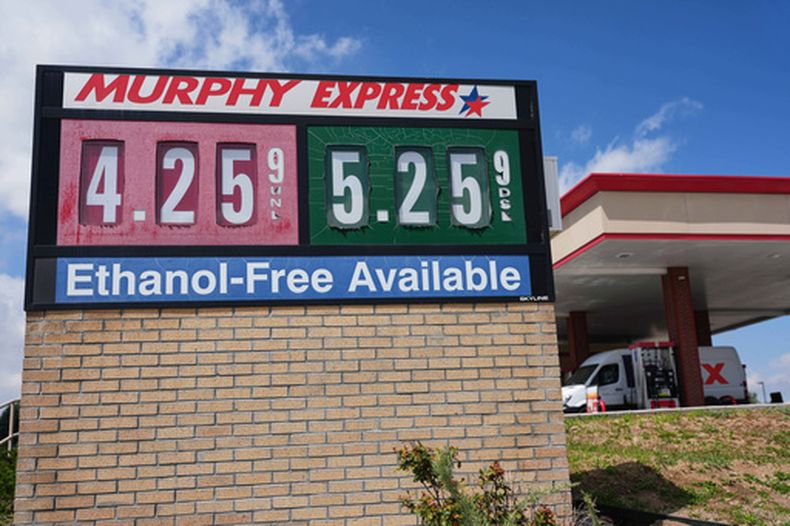Los precios de la gasolina son exhibidos en una gasolinera en Centennial, Colorado, el 28 de abril del 2026. (AP foto/David Zalubowski)