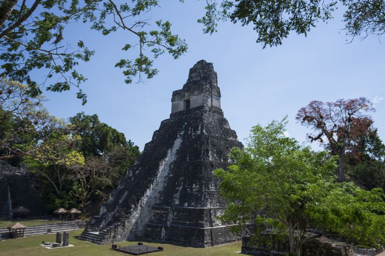 ARCHIVO - Una imagen del Templo I, también conocido como el Templo del Gran Jaguar, en el parque nacional de Tikal, en Petén, Guatemala, el 1 de abril de 2023. (AP Foto/Moisés Castillo, Archivo)