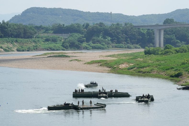 Soldados del ejército de Estados Unidos realizan ejercicios de entrenamiento, el martes 18 de agosto de 2026, en un río en Yeoncheon, Corea del Sur. (AP Foto/Ahn Young-joon)