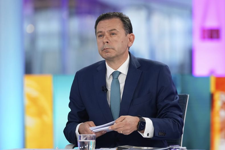 El primer ministro y líder del Partido Social Demócrata Luis Montenegro, espera el inicio de un debate electoral televisado con el líder opositor Pedro Nuno Santos, el miércoles 30 de abril de 2025, en Carcavelos, a las afueras de Lisboa, Portugal. (AP Foto/Armando Franca)