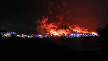 impresionantes imagenes: la tapa del tanque tres colapso creando una gran explosion que ilumino todo matanzas
