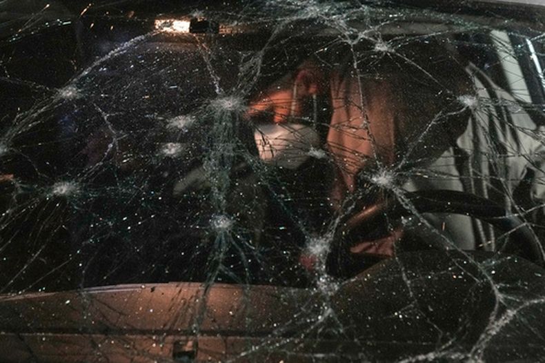 Un hombre inspecciona un auto dañado en un ataque israelí en la playa pública de Ramlet al-Baida en Beirut, Líbano, la mañana del jueves 12 de marzo de 2026. (AP Foto/Bilal Hussein)