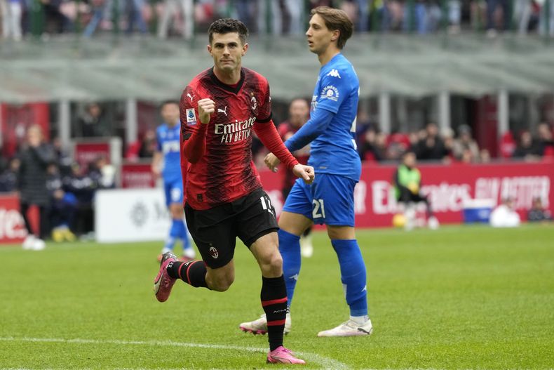 Christian Pulisic del AC Milan celebra luego de anotar el gol para la victoria 1-0 ante Empoli en la Serie A, en Milán, Italia, el domingo 10 de marzo de 2024. (AP Foto/Luca Bruno)