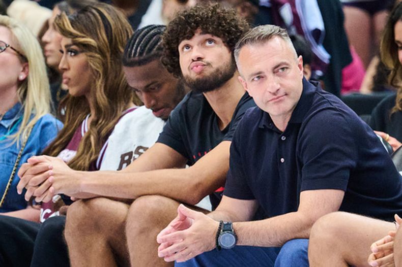 El entrenador de los Raptors de Toronto Darko Rajakovic junto a las selecciones de Draft del equipo Allen Graves y Jaden Bradley en el encuentro del Tempo de Toronto y Mercury de Phoenix se la WNBA el sábado 27 de junio del 2026. (Sammy Kogan/The Canadian Press via AP)