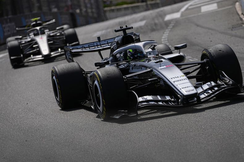 El mexicano Sergio Pérez conduce su Cadillac durante el Gran Premio de Fórmula 1 de Mónaco, el domingo 7 de junio de 2026. (AP Foto/Fatima Shbair)