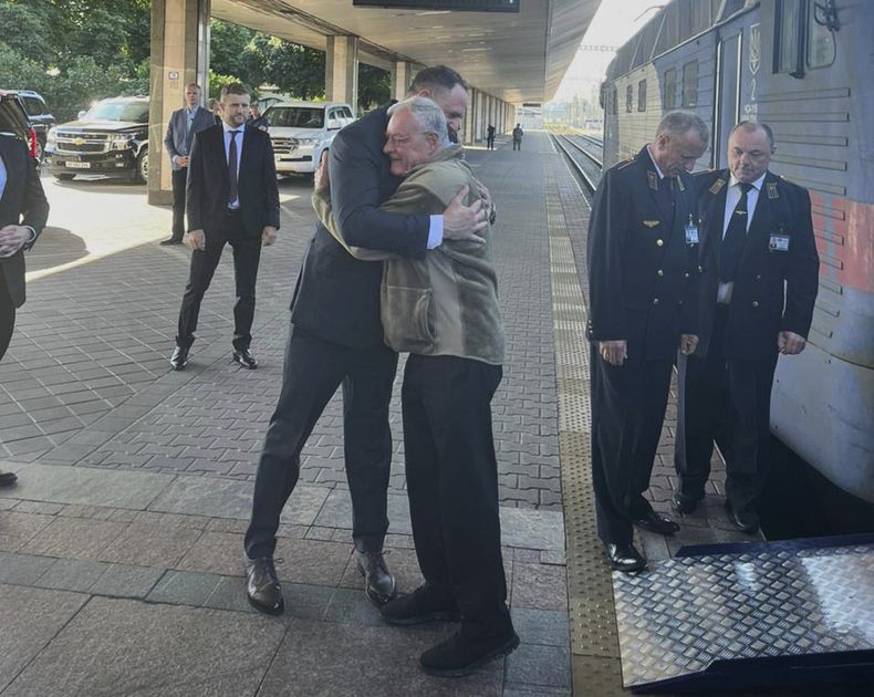 En esta imagen proporcionada por la oficina de prensa de la presidencia ucraniana, Andriy Yermak, el jefe de la oficina de la presidencia, recibe al enviado especial de Estados Unidos para Ucrania y Rusia, Joseph Keith Kellogg, en una estación de tren en Kiev, Ucrania, el lunes 14 de julio de 2025. (Oficina de prensa de la presidencia ucraniana via AP)