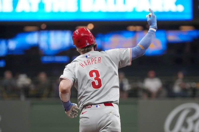 Bryce Harper, de los Filis de Filadelfia, reacciona después de conectar una carrera de dos carreras durante la sexta entrada contra los Cerveceros de Milwaukee, el martes 17 de septiembre de 2024, en Milwaukee. (AP Foto/Morry Gash)
